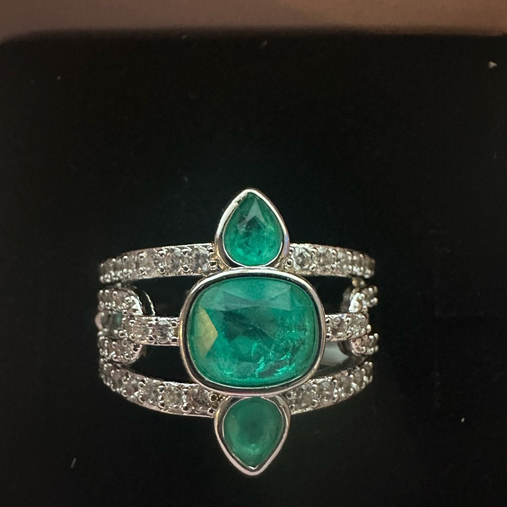 Elegant Silver and Green Gemstone Ring
